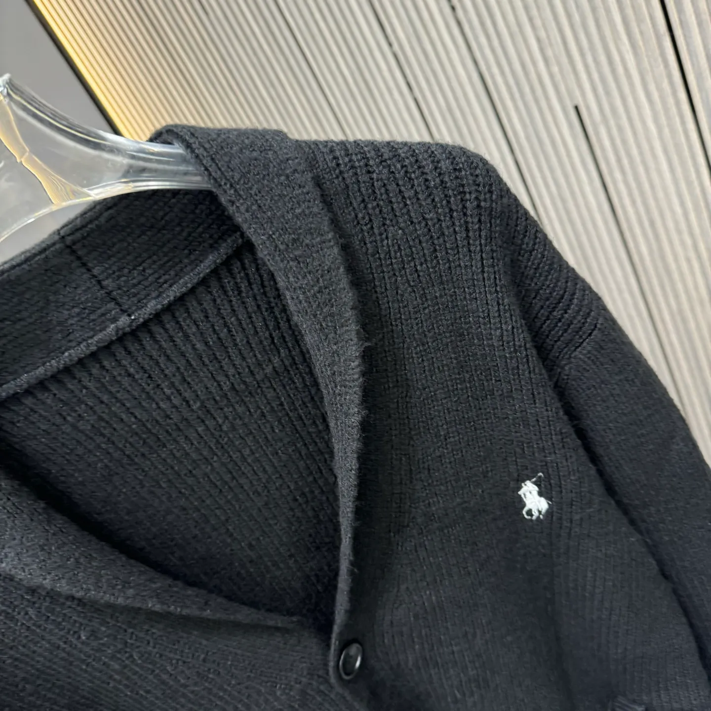 🅿️280 LF Ralph Lauren 25FW Taoist robe sweater is made of top-grade cashmere yarn. The new autumn and winter Oblique jacquard knitted cashmere sweater has a double-sided wearable design and is made of high-quality cashmere material. After fine weaving process, it presents a soft and comfortable touch and excellent thermal insulation performance. The iconic Oblique jacquard pattern is perfectly presented through precision knitting technology. It can be worn on both sides, showing different style charms. The round neck design is simple and elegant, suitable for various matching occasions. Exquisite knitting technology ensures that the clothes are not easily deformed and remain crisp and long-lasting. The double-sided design concept reflects LV's perfect balance of practicality and fashion. Each sweater undergoes strict quality inspection to ensure that the quality meets the brand's consistently high standards. This knitted item combines warmth and style, making it an exquisite addition to your autumn and winter wardrobe. Size:S/M/L/XL